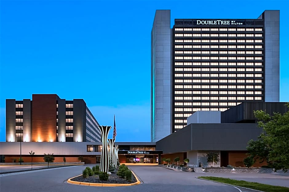 DoubleTree by Hilton Bloomington hotel exterior
